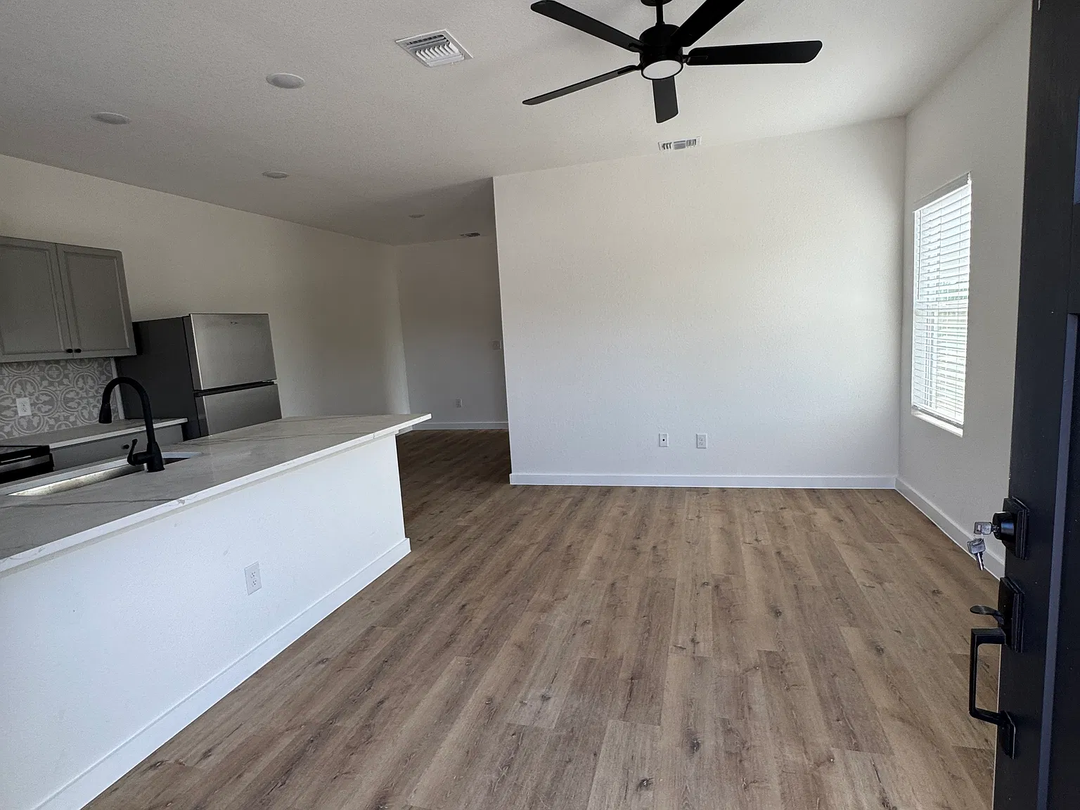 412 Mesquite St — Photo 2