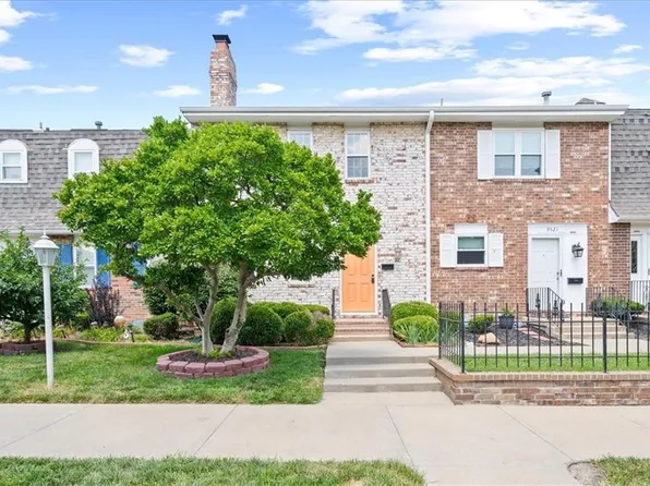 9519 Perry Ln, Overland Park, KS 66212