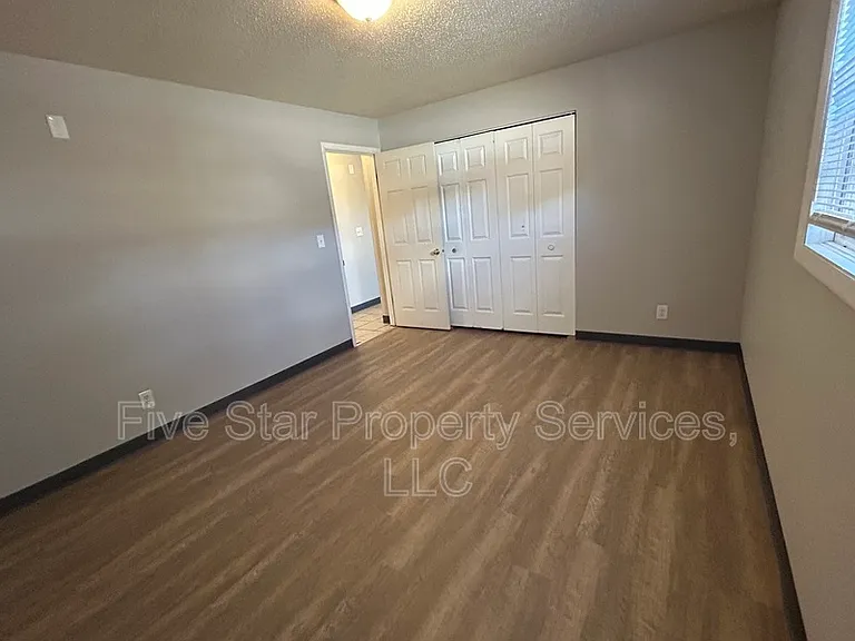 Lake Shore Apartments — Photo 7
