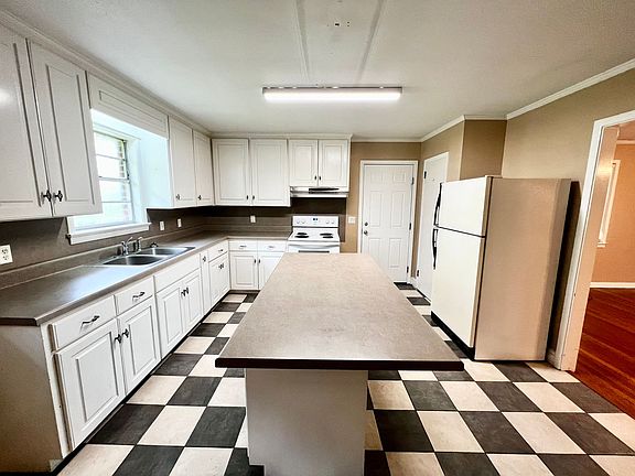 3rd image of 107 Woodland Cir