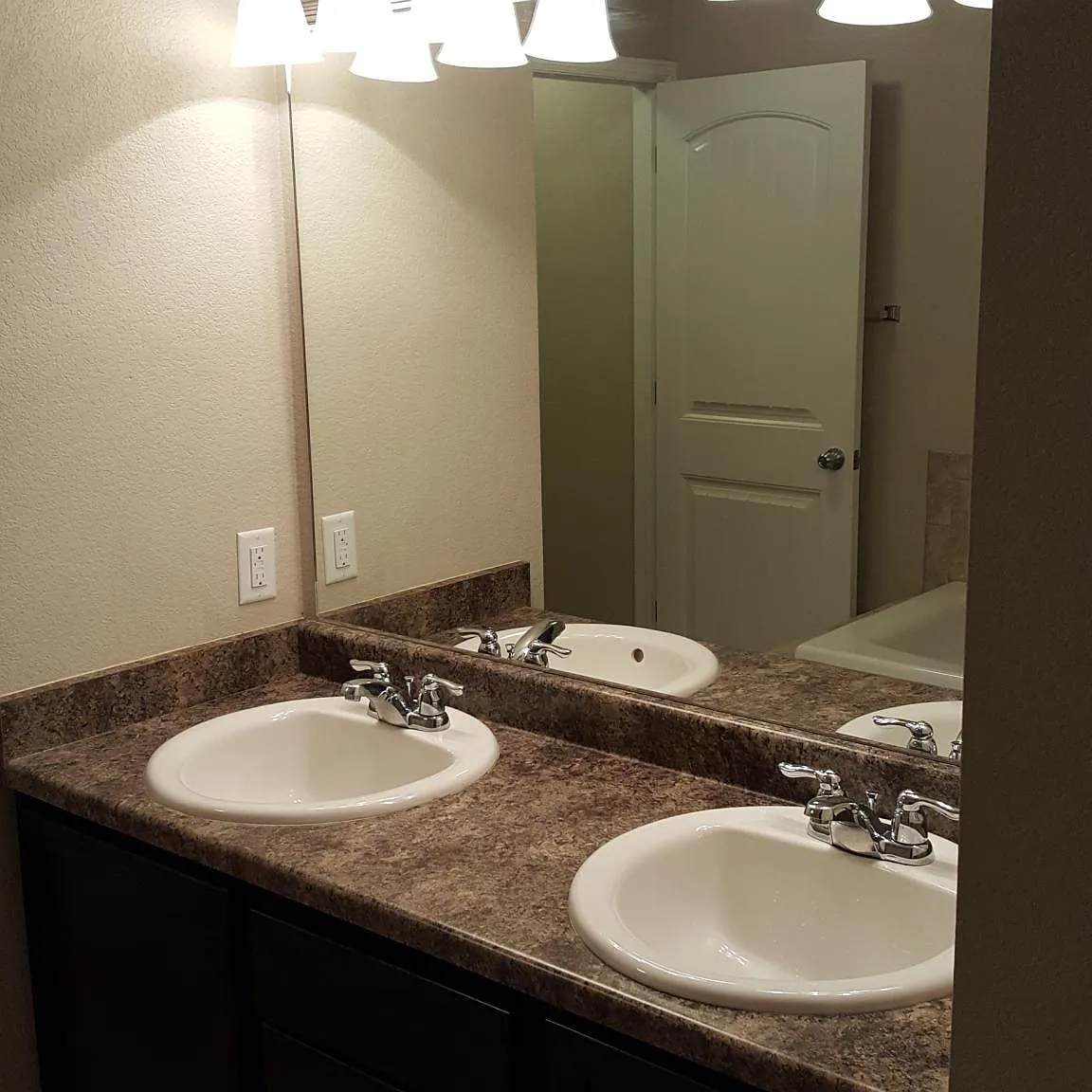 3 bed, 2.5 bath, 1750 sqft, $1,750 — Photo 3