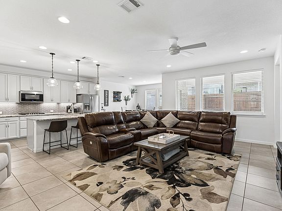 3rd image of 425 Windom Way