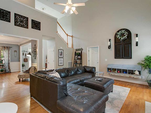 5th image of 2433 Adelaide Dr