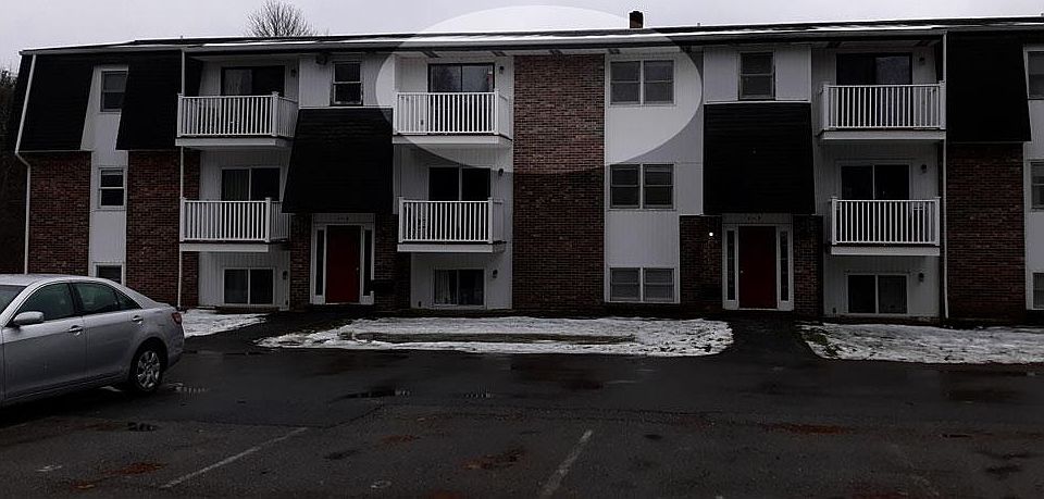 2.5 story unit within walking distance to grocery and shopping plaza.