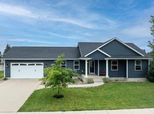 509 8th St, Van Horne, IA 52346