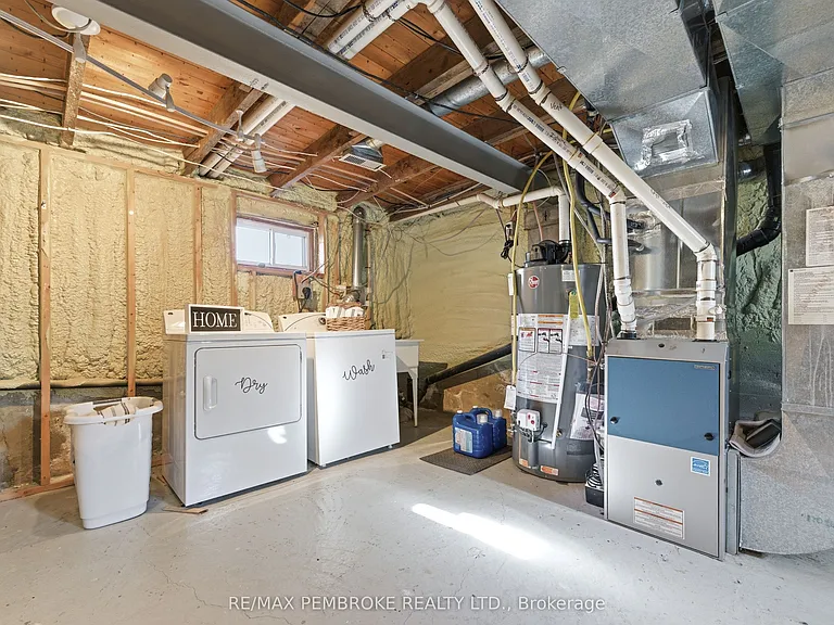 566 Perth St — Photo 42