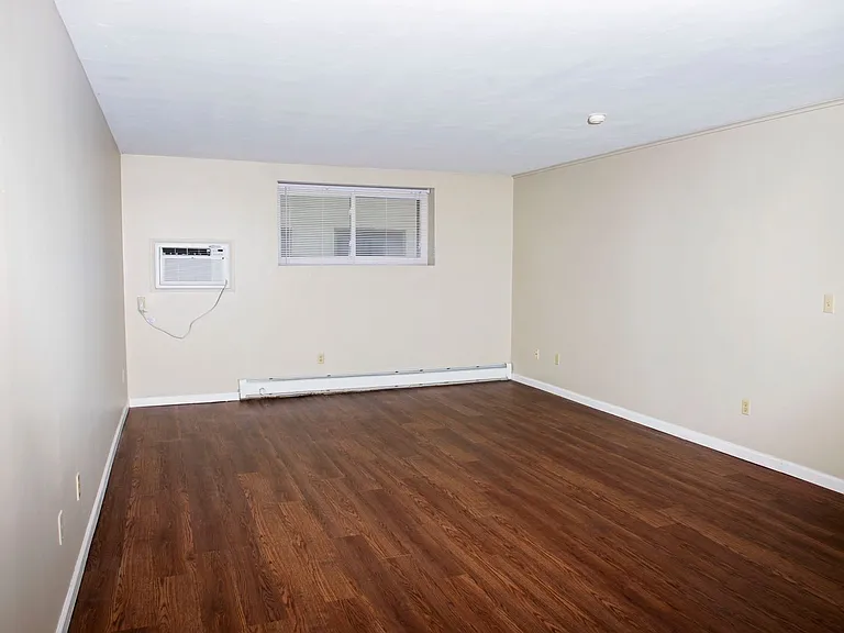Newbury Apartment Homes — Photo 8