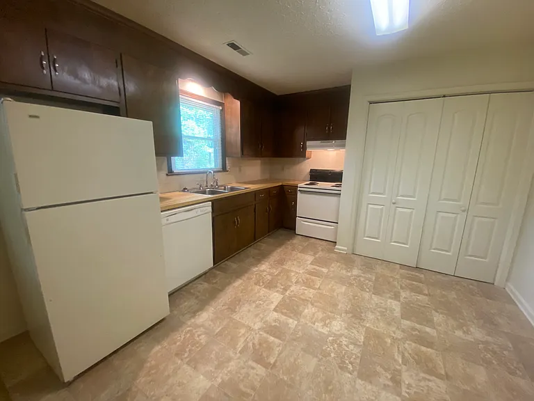 Beechwood Apartments — Photo 36