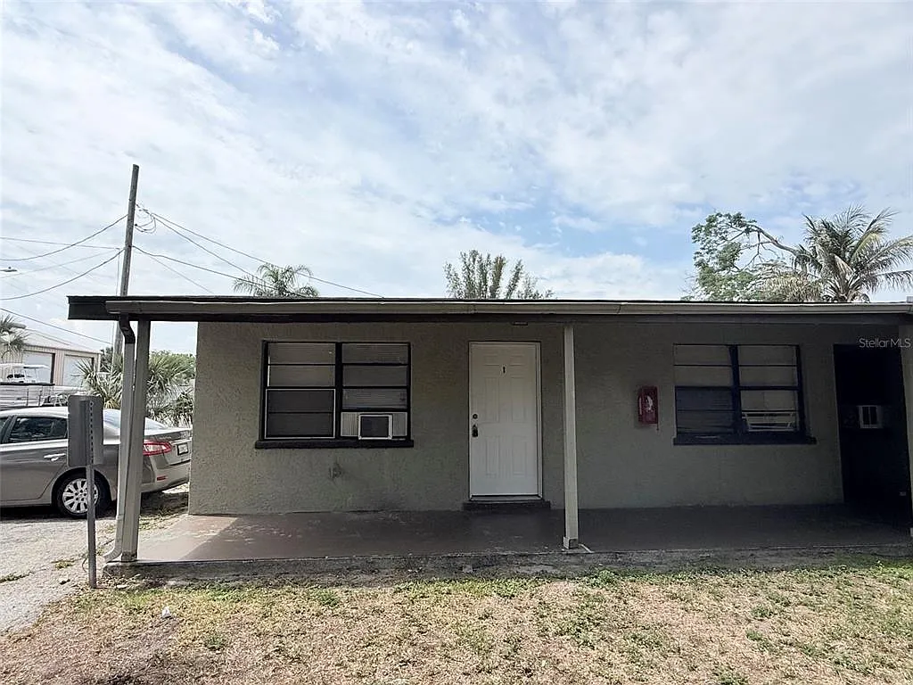 Studio, 1.0 bath, 350 sqft, $895 — Photo 1