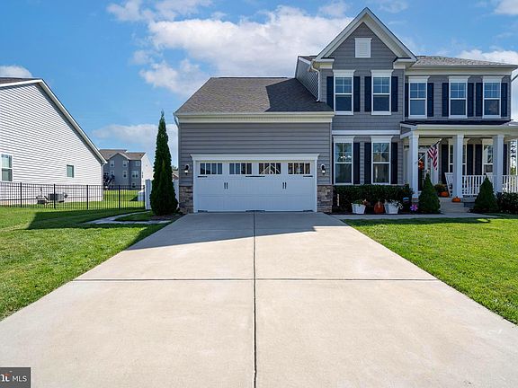 3rd image of 12 Hollycrest Pl