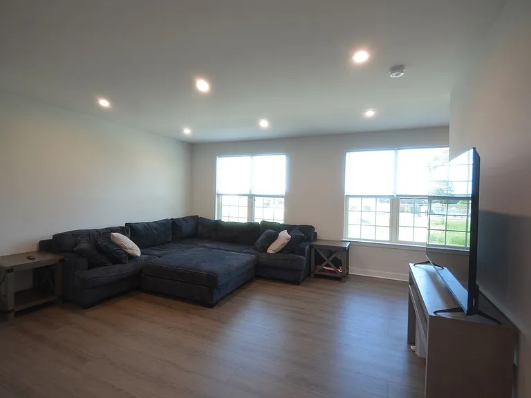 323 E Cochran St — Photo 11