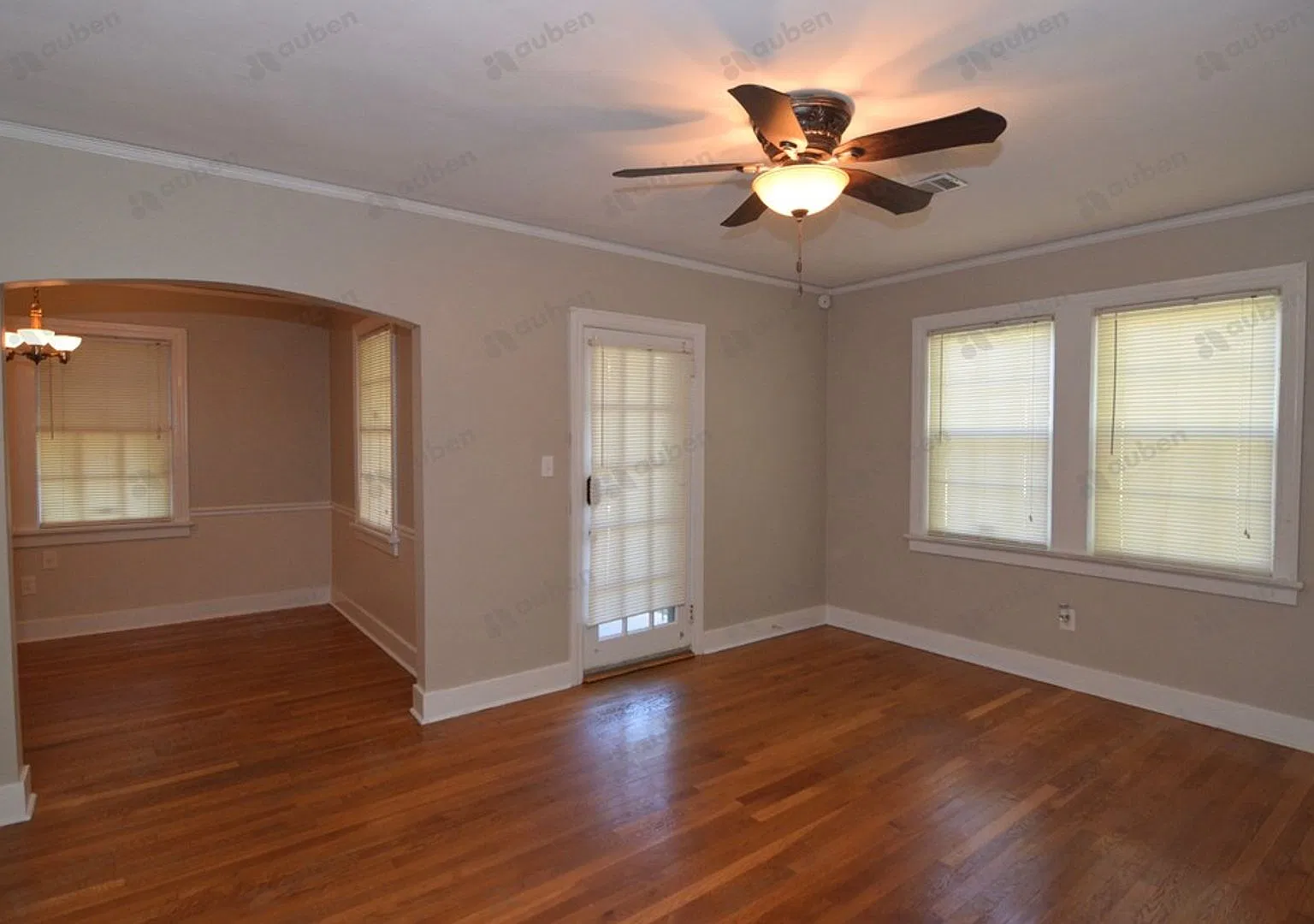 2 Bed/1 Bath house near Medical Center, washer & dryer unit included! — Photo 4