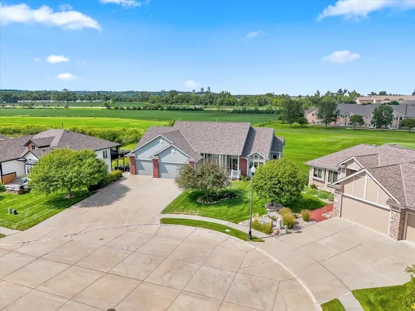 218 Traders Pointe Cir, Council Bluffs, IA 51501