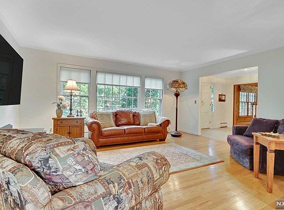 2nd image of 827 Handwerg Dr