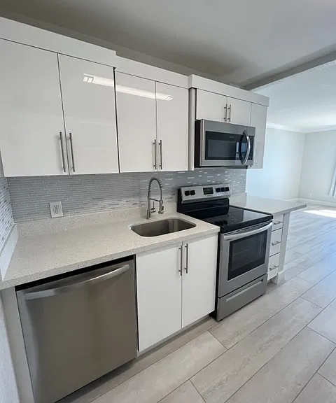 401 69th St #1002 — Photo 1