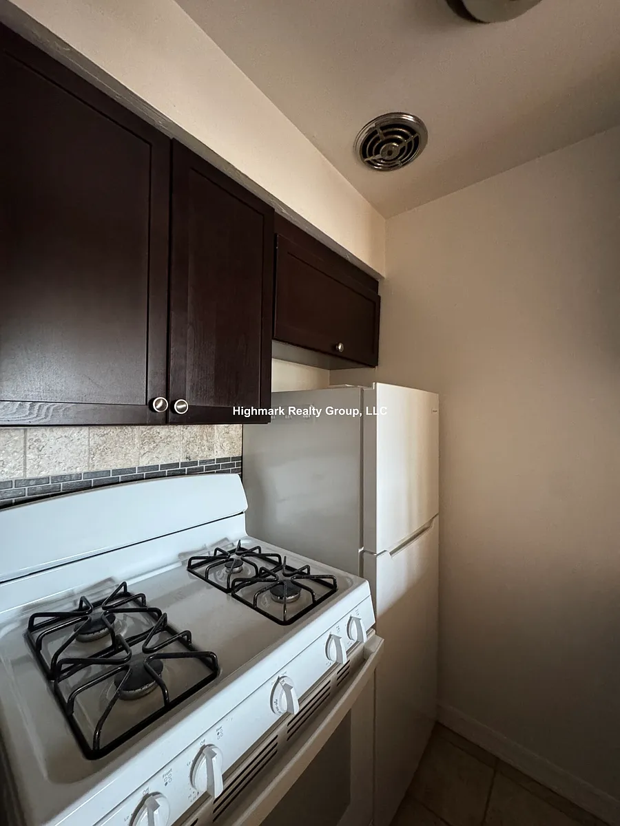 Building Photo - 6830 N Sheridan Rd #563A