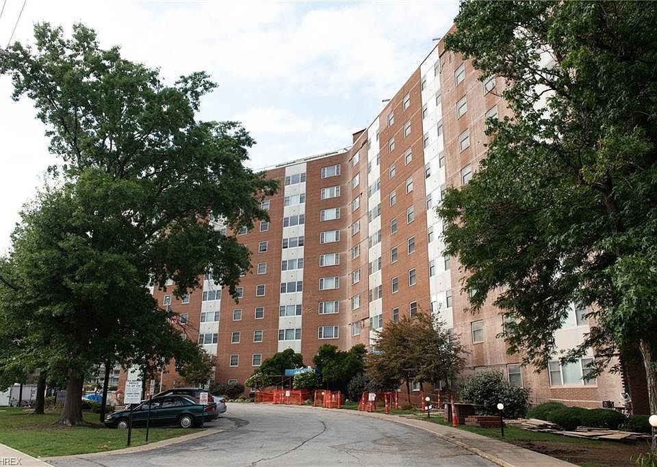 1st image of 11850 Edgewater Dr APT 806