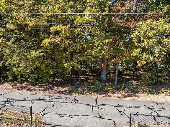 4th image of 1 E Oakwood St