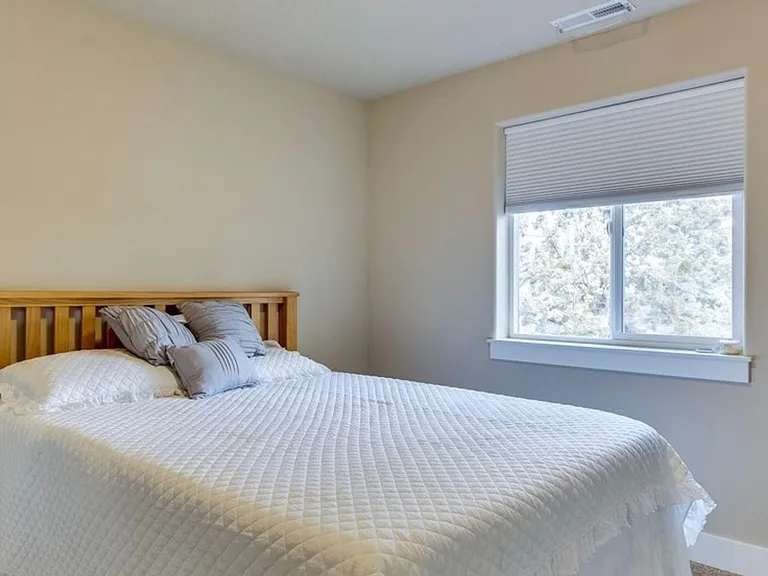 3415 NE Marys Grace Ln — Photo 10