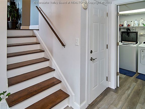 3rd image of 1081 Greenland Cir
