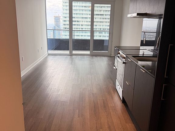 3rd image of 448 Burnhamthorpe Rd W #3907