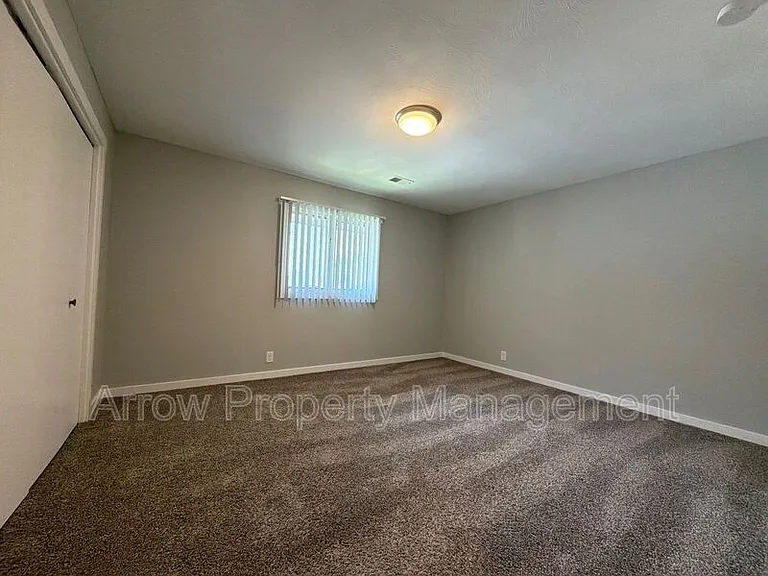 440 Moffitt St #2 — Photo 8