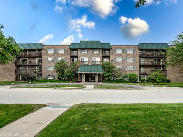 675 Grove Dr APT 304, Elk Grove Village, IL 60007
