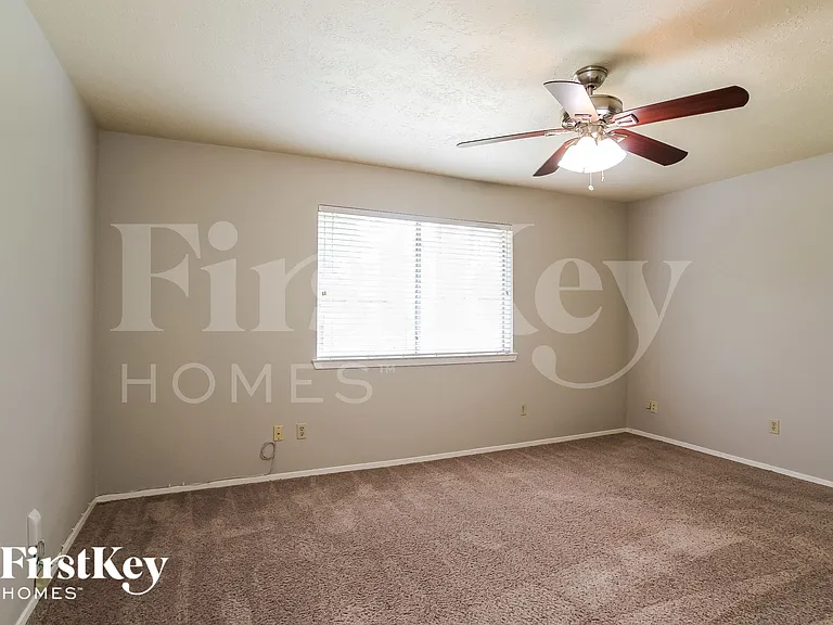 2118 Knollbrook Ln — Photo 8