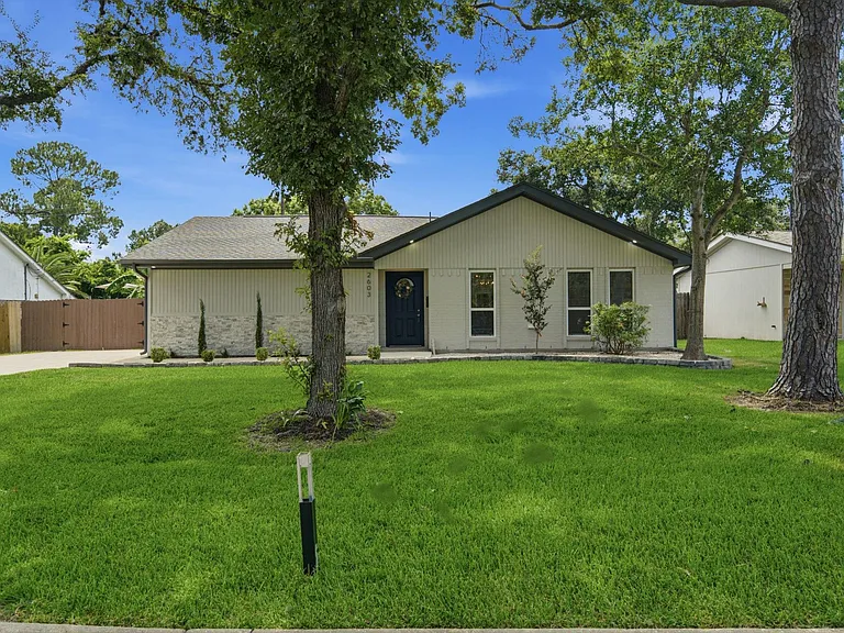 2603 Baycrest Dr — Photo 3