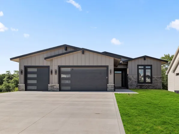 16515 Ironwood Ln, Waukee, IA 50263
