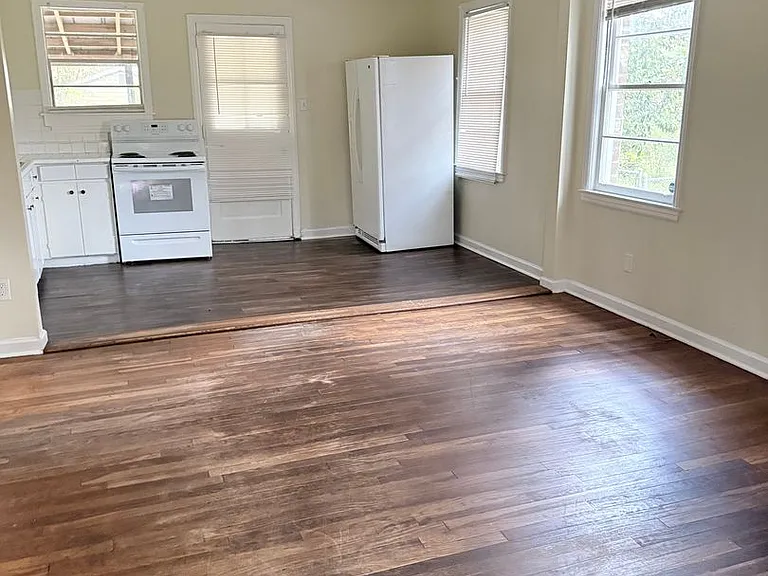 1207 Derenne Ave — Photo 3