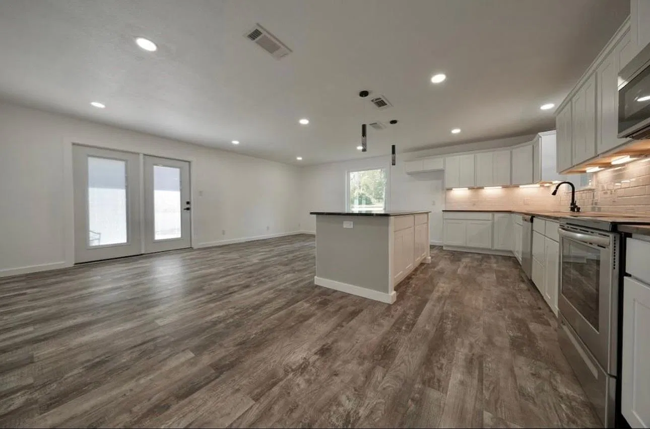 2806 Brentwood Dr — Photo 3