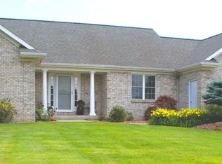 7815 Meadowood Dr, Hudsonville, MI 49426