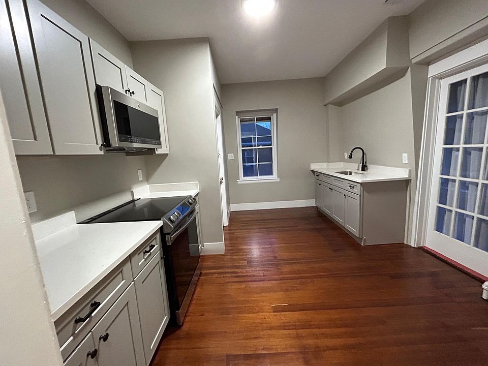 New Kitchen with steps to 3 season porch!

Enjoy dine Al Fresco with the water view