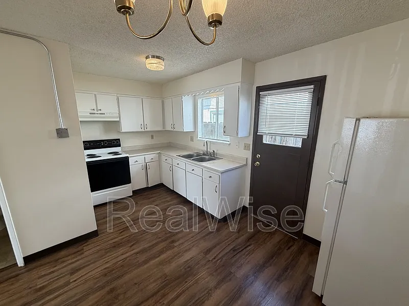 2 bed, 1.5 bath, 1000 sqft, $1,195 — Photo 3