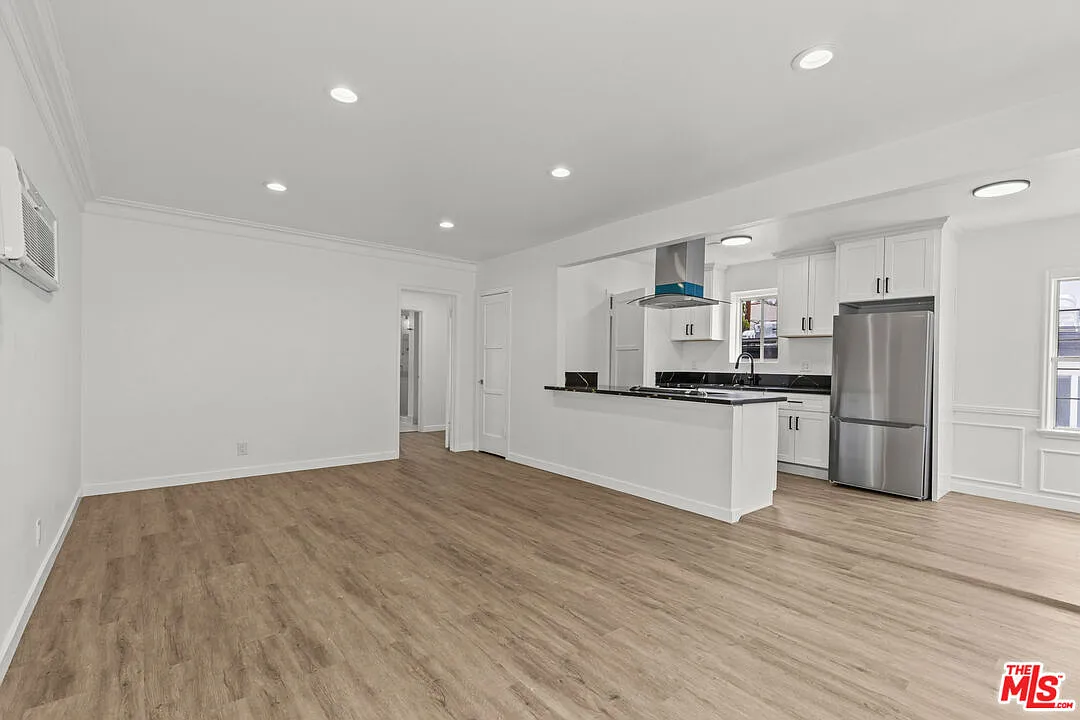 2 bed, 1.0 bath, 1050 sqft, $3,600 — Photo 2