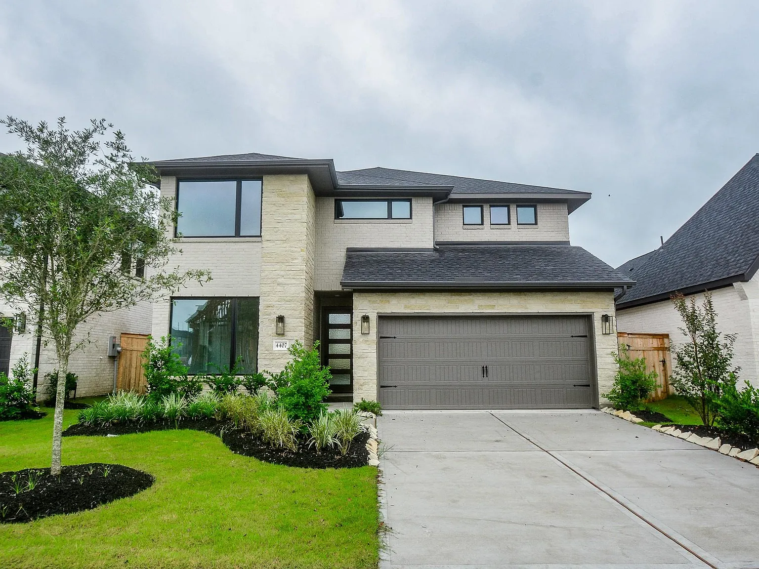 4 bed, 3.0 bath, 2800 sqft, $3,600 — Photo 2