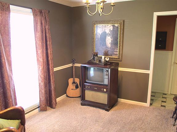 4th image of 585 Shelley Renee Ln