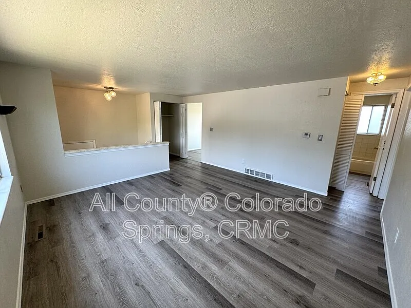 3 bed, 2.0 bath, 1742 sqft, $2,195 — Photo 2