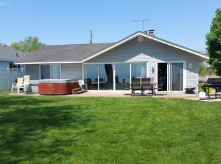 4652 Island View Dr, Oshkosh, WI 54901