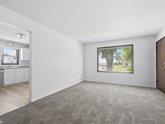 3rd image of 109 W Southridge Rd