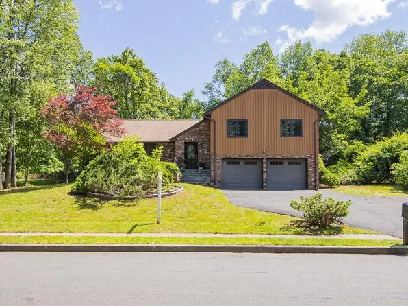 10 Azalea Drive, Nanuet, NY 10954