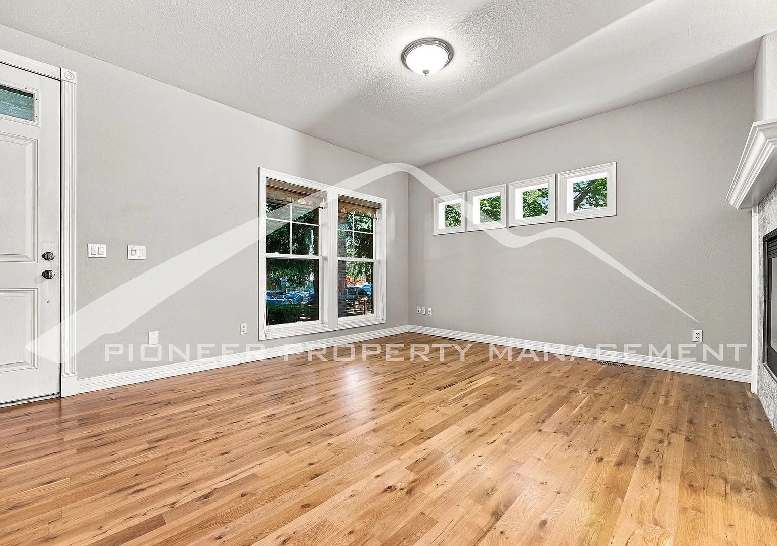 Gorgeous Townhouse with Gas Fireplace and Central AC — Photo 4