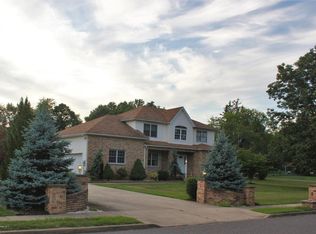 2 Morello Ct, Farmingdale, NJ 07727