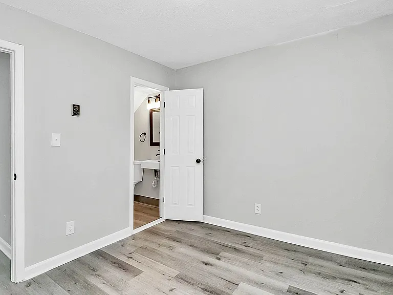 Thompson Place Apartments — Photo 23