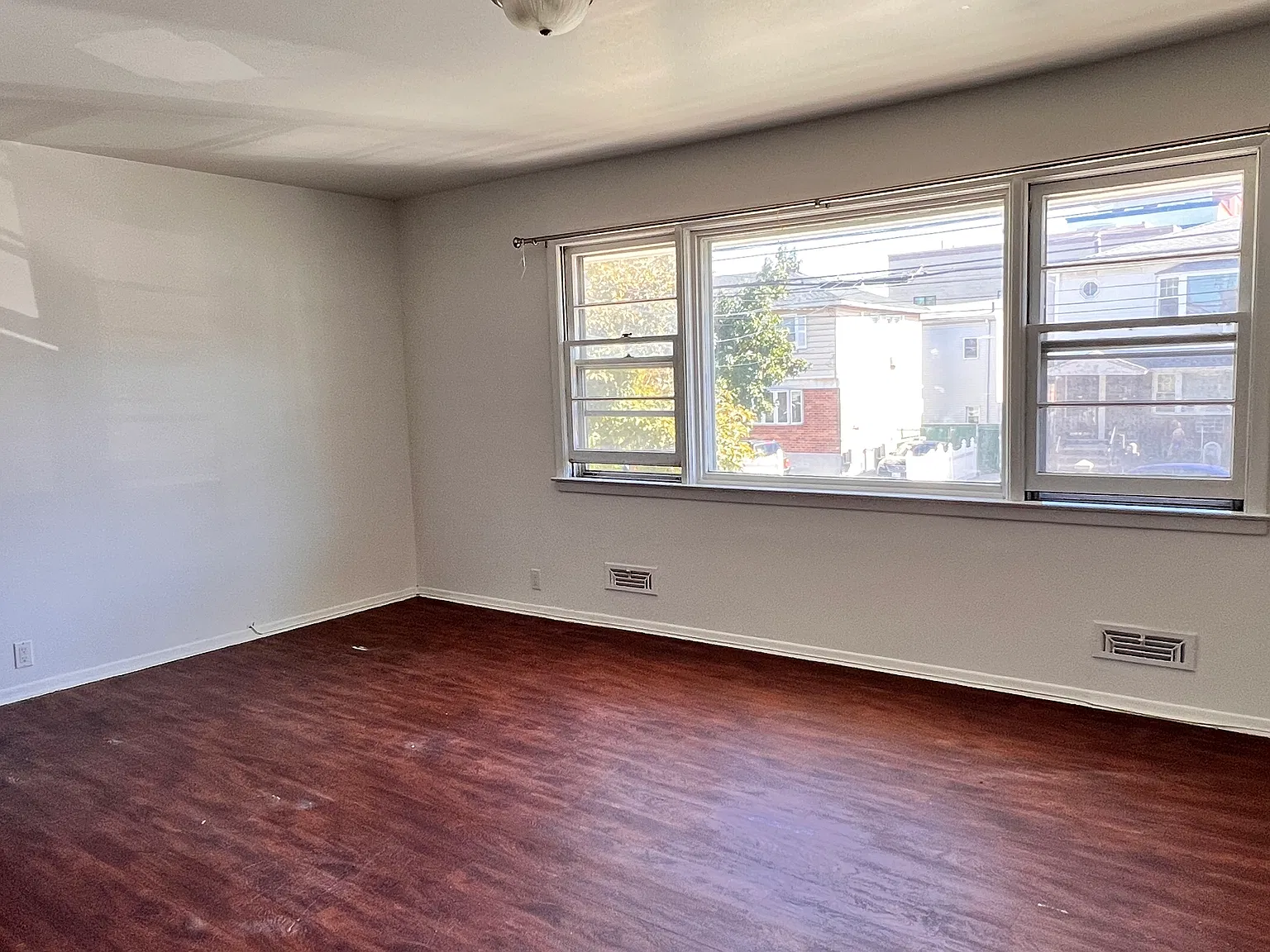 3 bed, 1.5 bath, 1184 sqft, $3,000 — Photo 1
