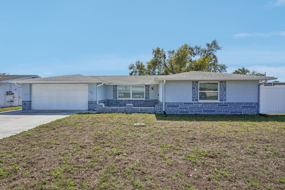 Judith Cres-S1203-001.jpg