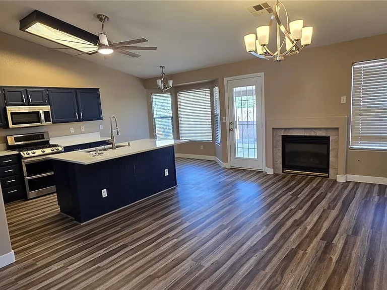 2229 Maple Shade St — Photo 4
