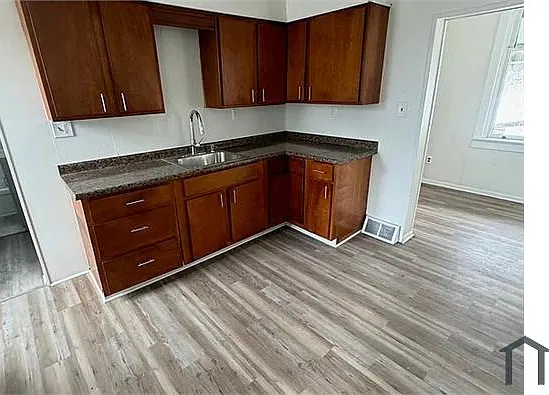 595 Castle Ave — Photo 8