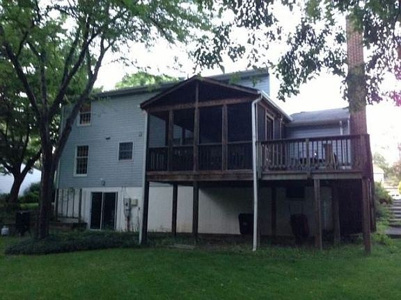 Screened in deck with ceiling fan